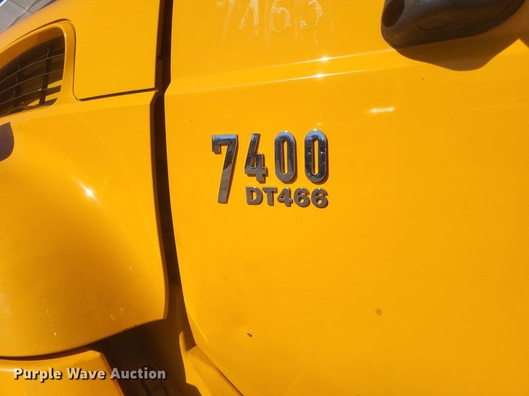 image for item MI9962 2006 International 7400 flatbed truck