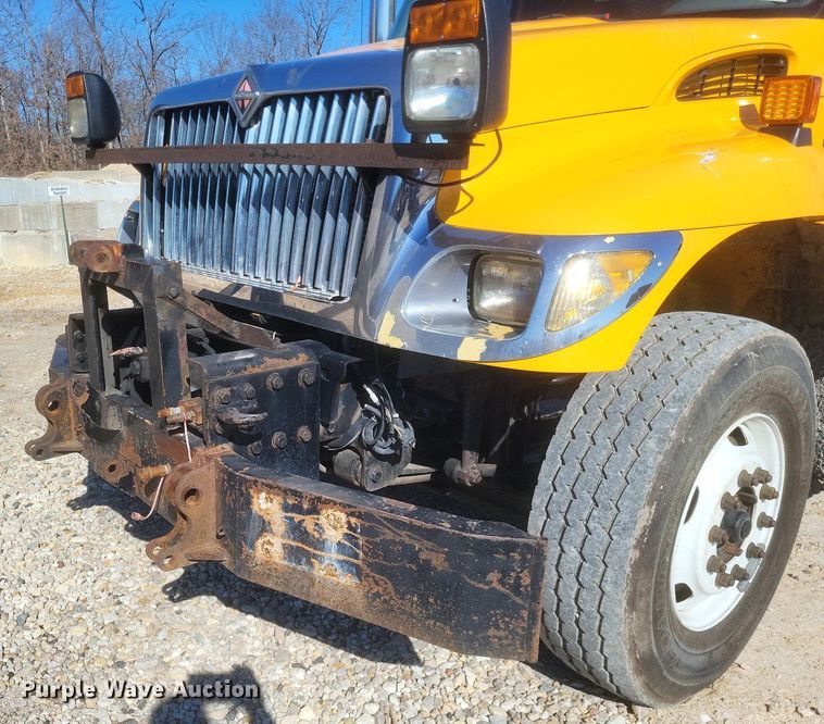 image for item MI9962 2006 International 7400 flatbed truck