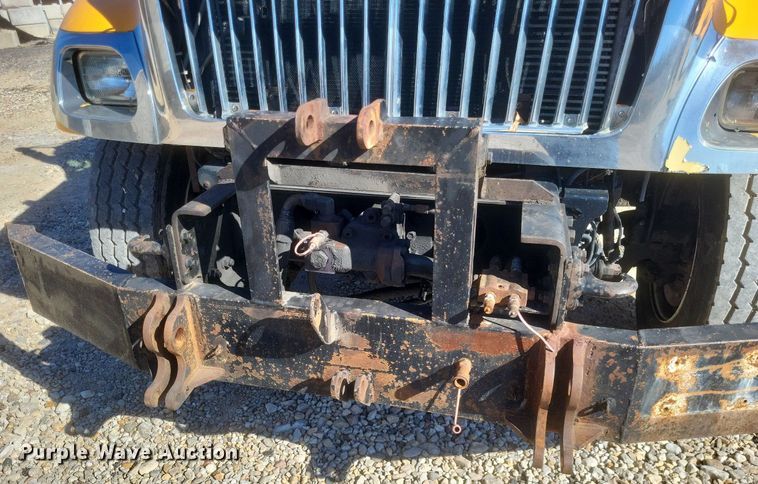 image for item MI9962 2006 International 7400 flatbed truck