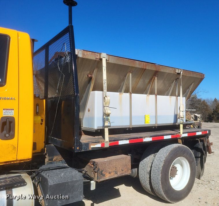 image for item MI9962 2006 International 7400 flatbed truck