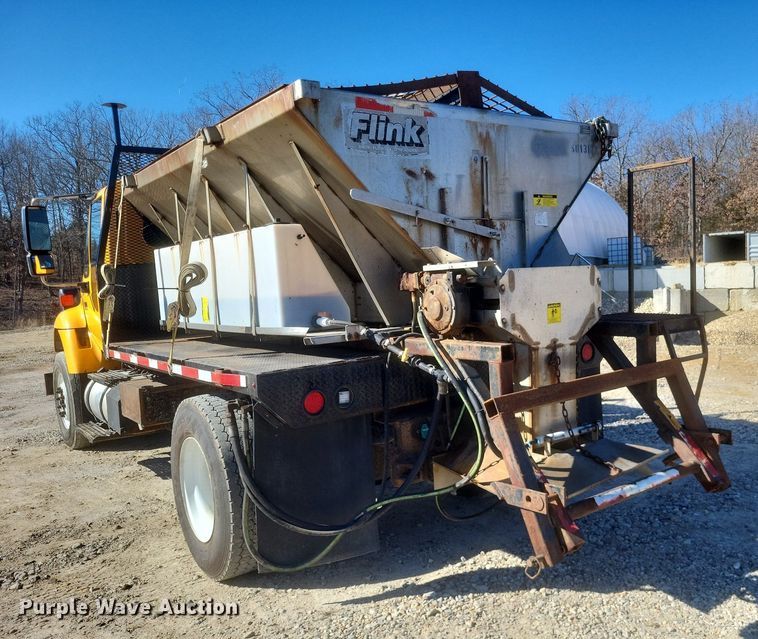 image for item MI9962 2006 International 7400 flatbed truck