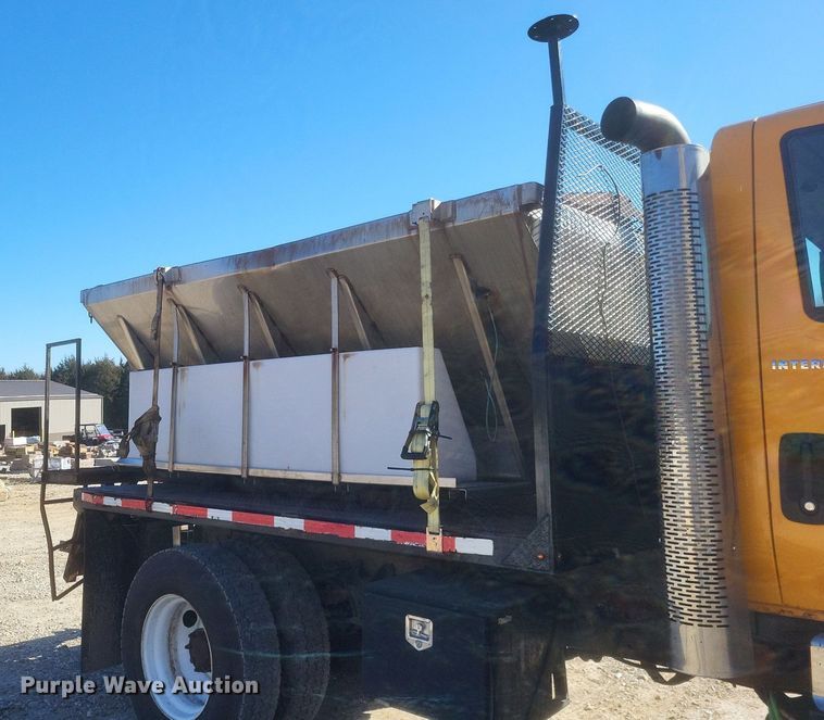 image for item MI9962 2006 International 7400 flatbed truck