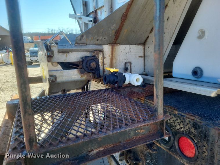 image for item MI9962 2006 International 7400 flatbed truck