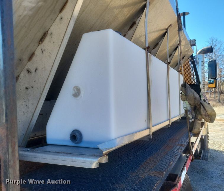 image for item MI9962 2006 International 7400 flatbed truck