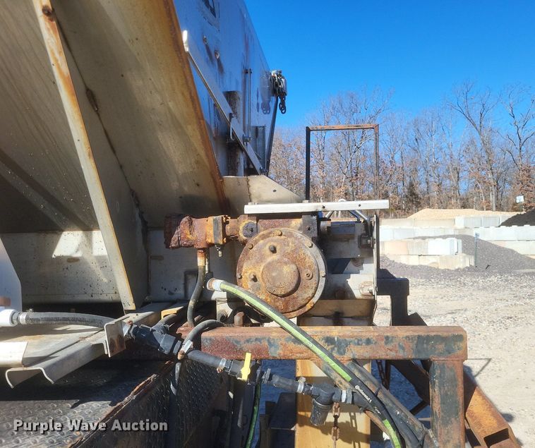 image for item MI9962 2006 International 7400 flatbed truck