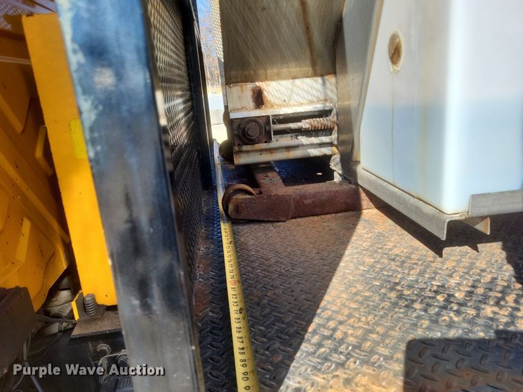 image for item MI9962 2006 International 7400 flatbed truck