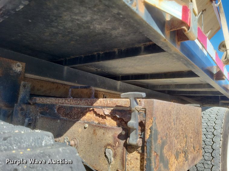 image for item MI9962 2006 International 7400 flatbed truck