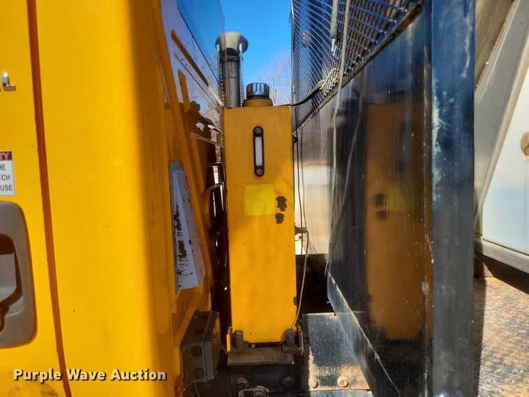 image for item MI9962 2006 International 7400 flatbed truck