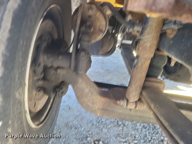 image for item MI9962 2006 International 7400 flatbed truck