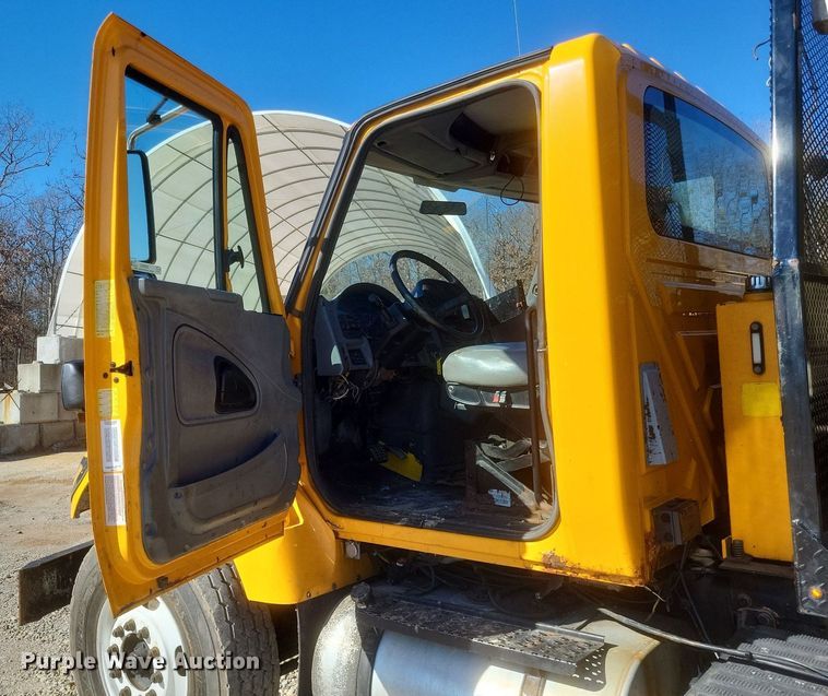 image for item MI9962 2006 International 7400 flatbed truck