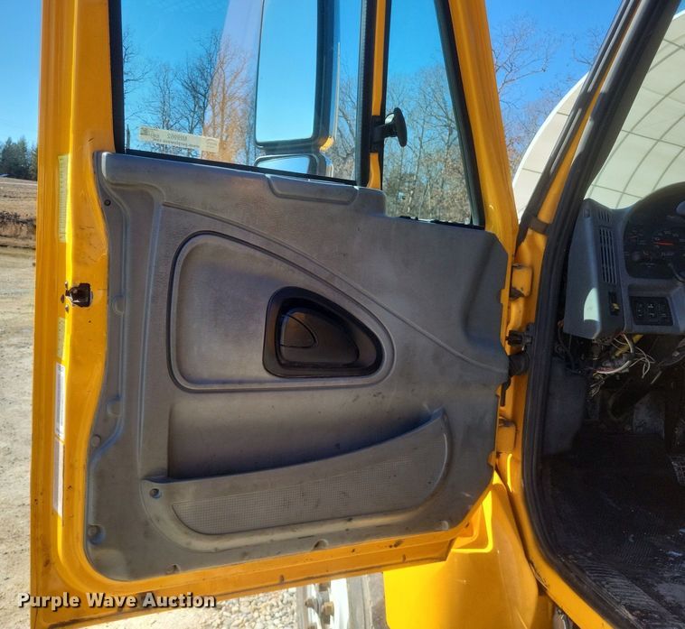 image for item MI9962 2006 International 7400 flatbed truck