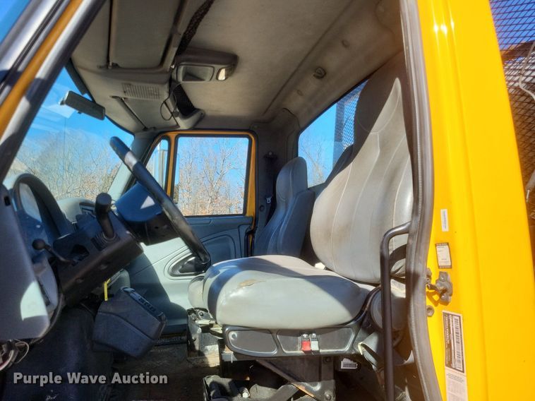 image for item MI9962 2006 International 7400 flatbed truck