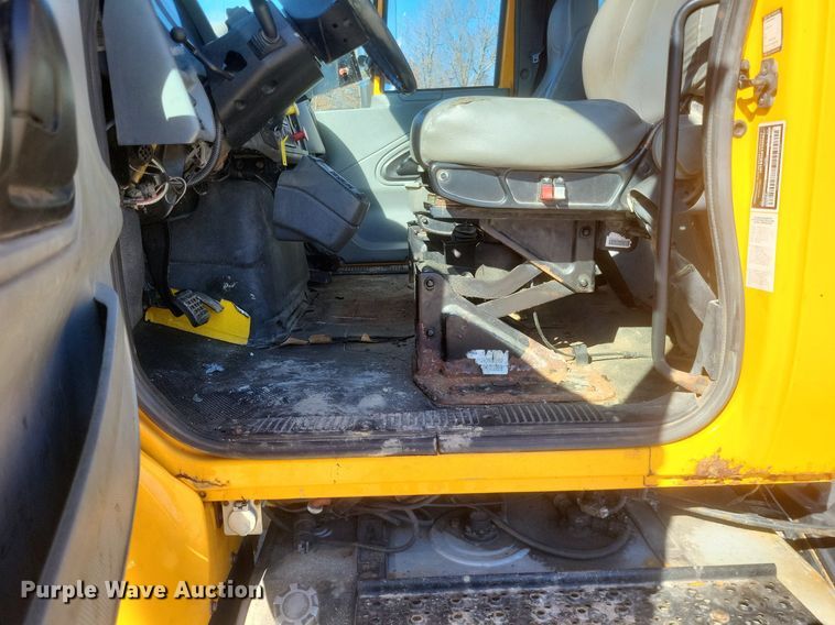 image for item MI9962 2006 International 7400 flatbed truck