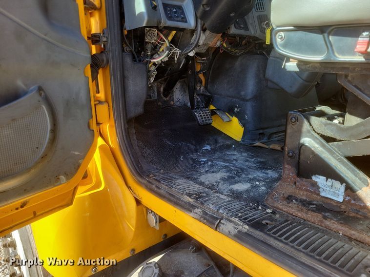 image for item MI9962 2006 International 7400 flatbed truck