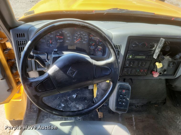 image for item MI9962 2006 International 7400 flatbed truck