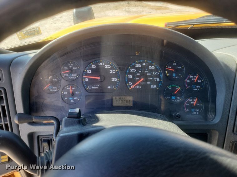 image for item MI9962 2006 International 7400 flatbed truck