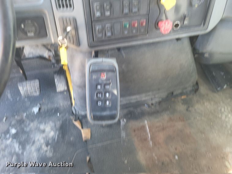 image for item MI9962 2006 International 7400 flatbed truck