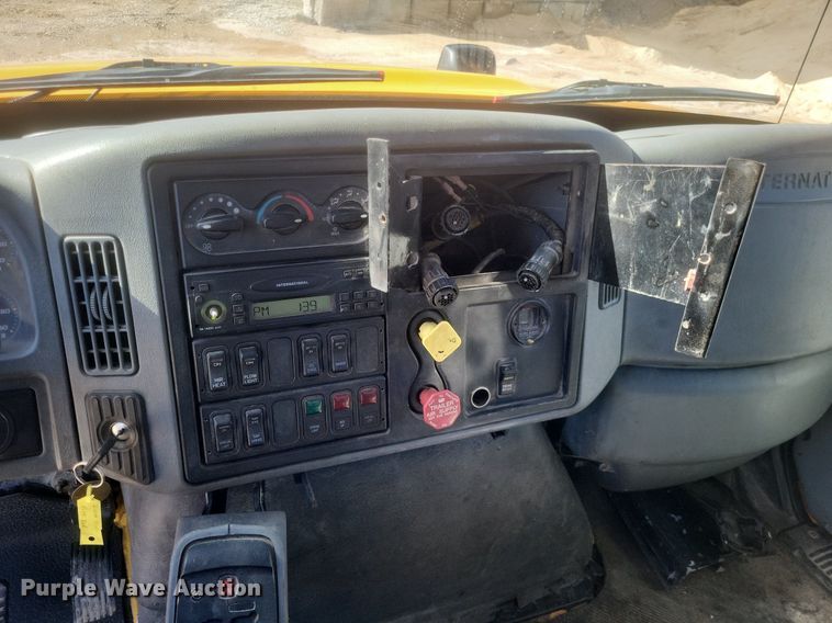 image for item MI9962 2006 International 7400 flatbed truck