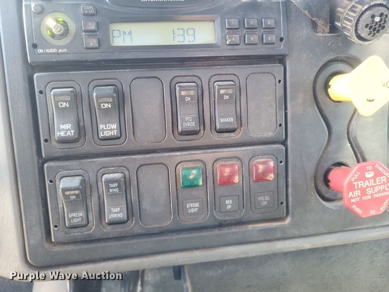 image for item MI9962 2006 International 7400 flatbed truck