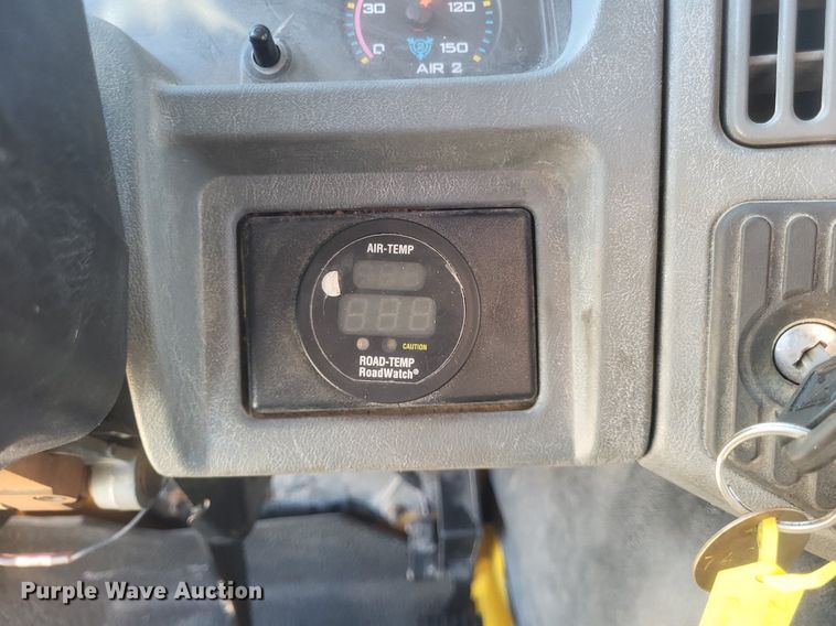 image for item MI9962 2006 International 7400 flatbed truck