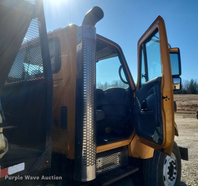 image for item MI9962 2006 International 7400 flatbed truck