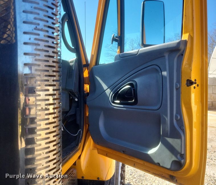 image for item MI9962 2006 International 7400 flatbed truck