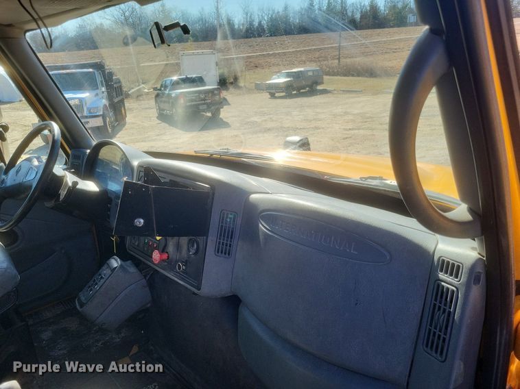 image for item MI9962 2006 International 7400 flatbed truck