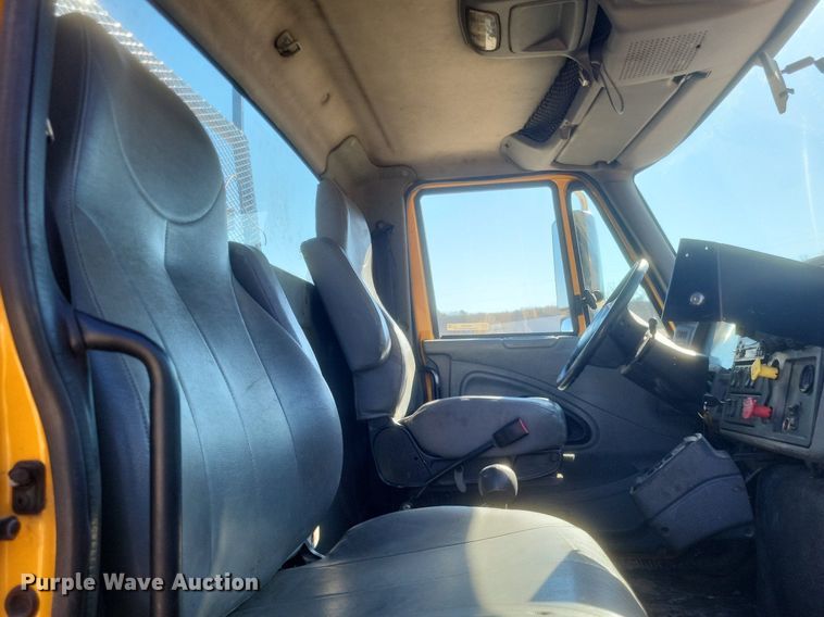 image for item MI9962 2006 International 7400 flatbed truck