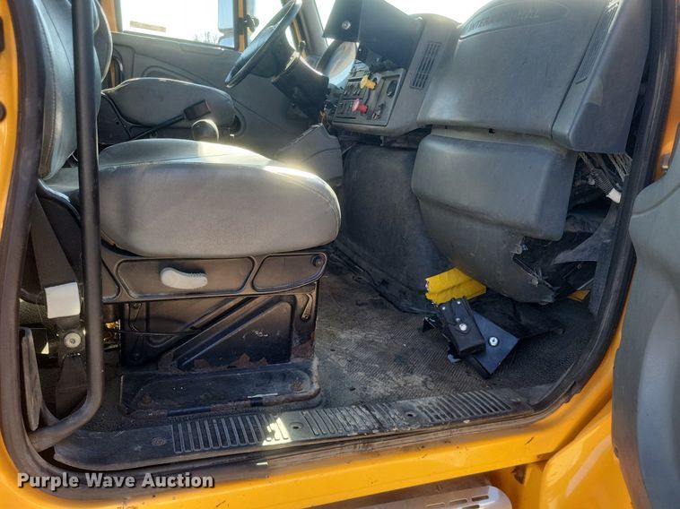 image for item MI9962 2006 International 7400 flatbed truck