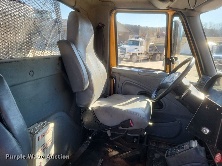 image for item MI9962 2006 International 7400 flatbed truck