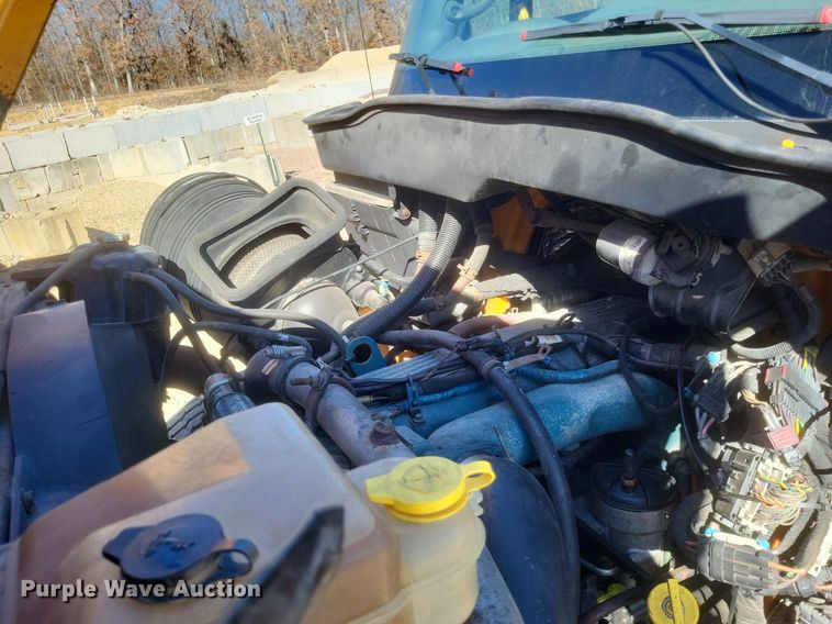 image for item MI9962 2006 International 7400 flatbed truck