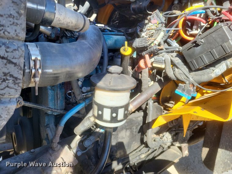 image for item MI9962 2006 International 7400 flatbed truck