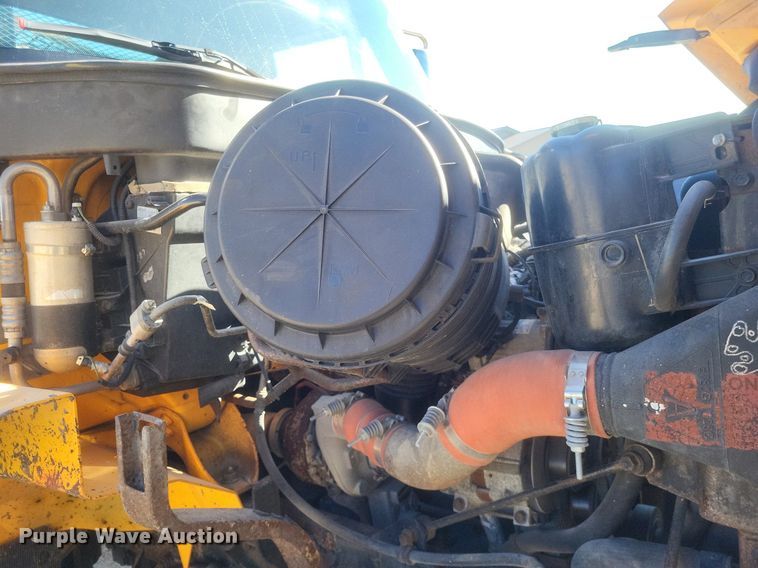 image for item MI9962 2006 International 7400 flatbed truck