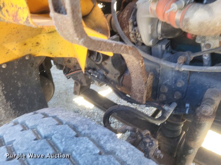 image for item MI9962 2006 International 7400 flatbed truck