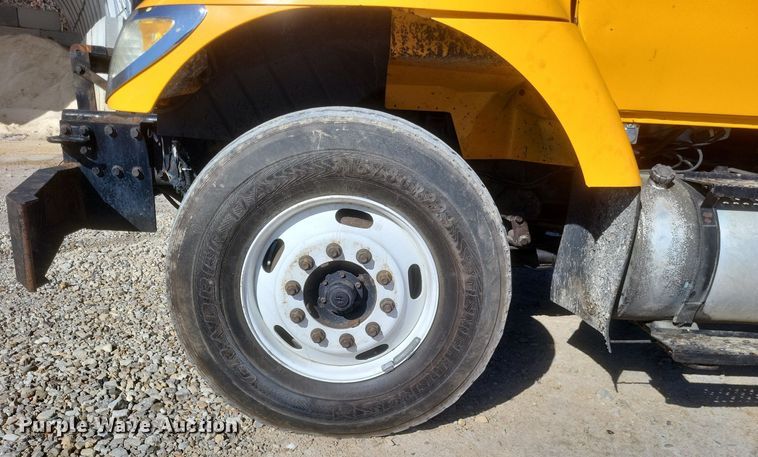 image for item MI9962 2006 International 7400 flatbed truck