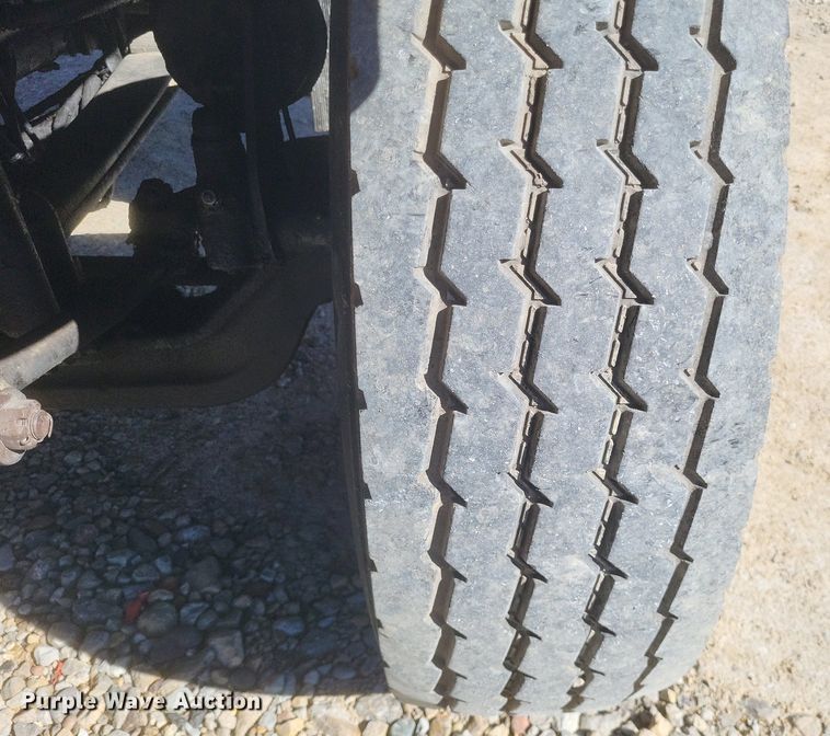 image for item MI9962 2006 International 7400 flatbed truck