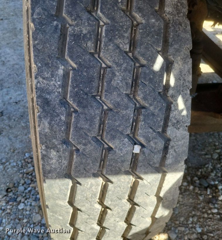 image for item MI9962 2006 International 7400 flatbed truck