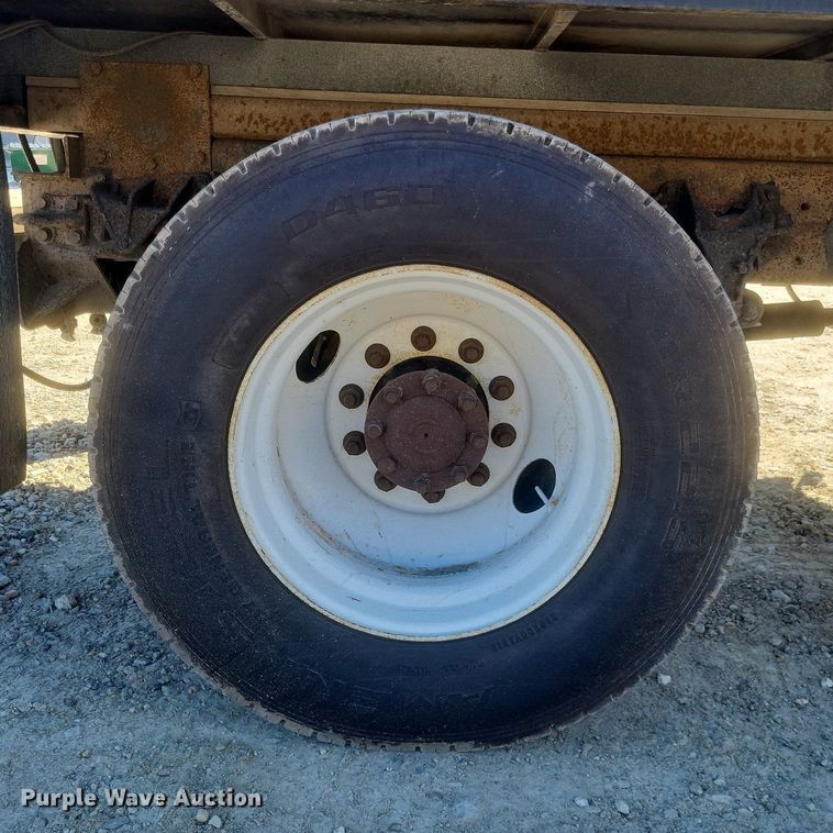 image for item MI9962 2006 International 7400 flatbed truck