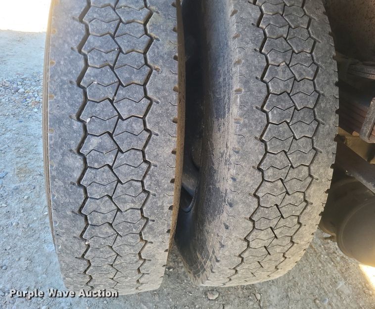 image for item MI9962 2006 International 7400 flatbed truck