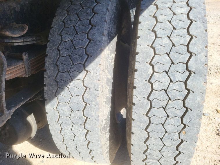 image for item MI9962 2006 International 7400 flatbed truck