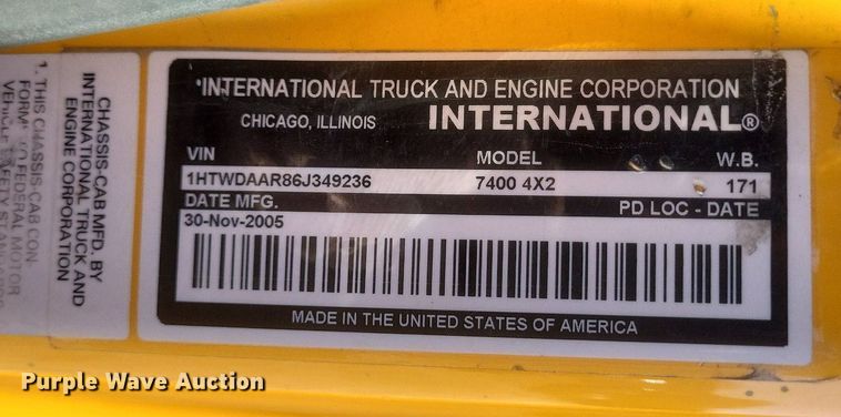 image for item MI9962 2006 International 7400 flatbed truck