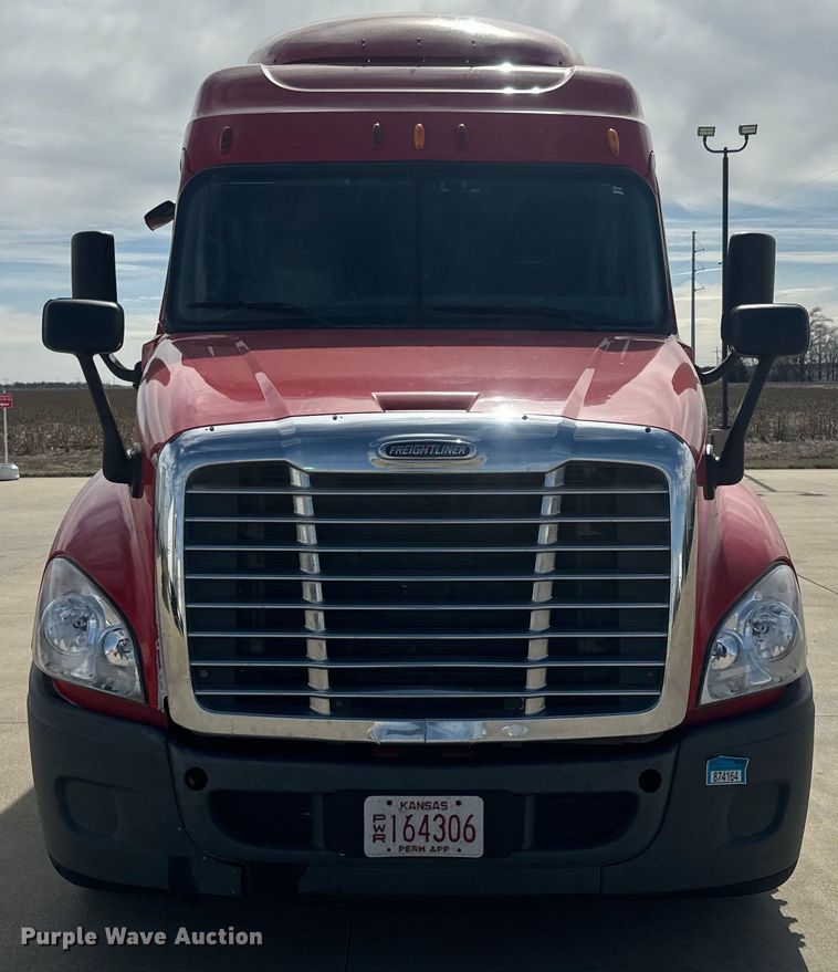 image for item NF9429 2014 Freightliner  Cascadia  semi truck