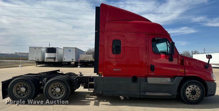 image for item NF9429 2014 Freightliner  Cascadia  semi truck