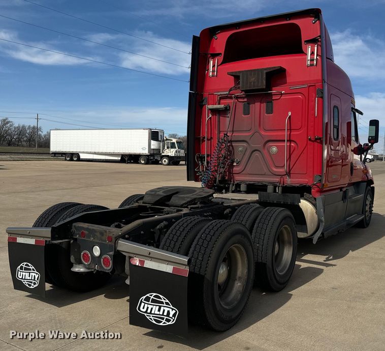image for item NF9429 2014 Freightliner  Cascadia  semi truck