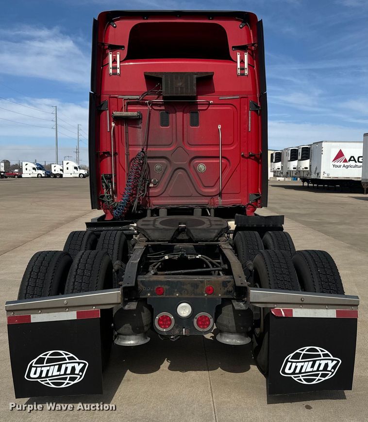 image for item NF9429 2014 Freightliner  Cascadia  semi truck