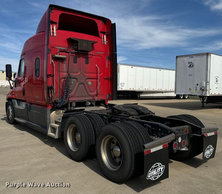 image for item NF9429 2014 Freightliner  Cascadia  semi truck