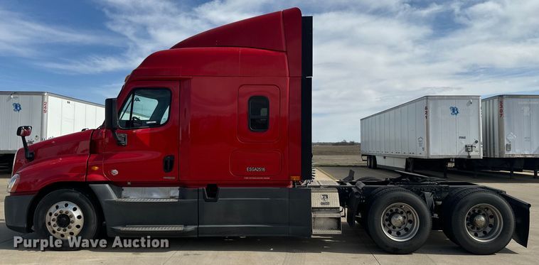 image for item NF9429 2014 Freightliner  Cascadia  semi truck