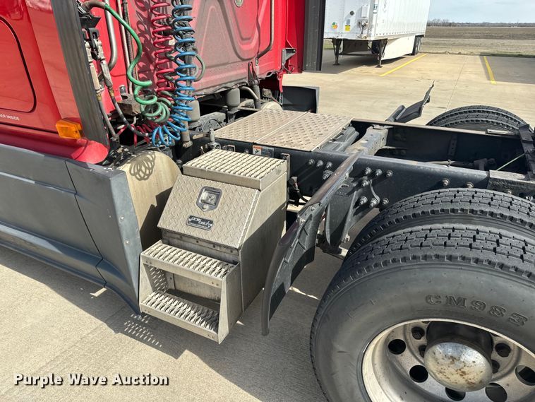 image for item NF9429 2014 Freightliner  Cascadia  semi truck