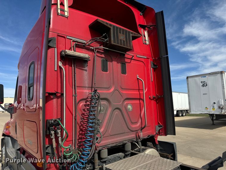 image for item NF9429 2014 Freightliner  Cascadia  semi truck