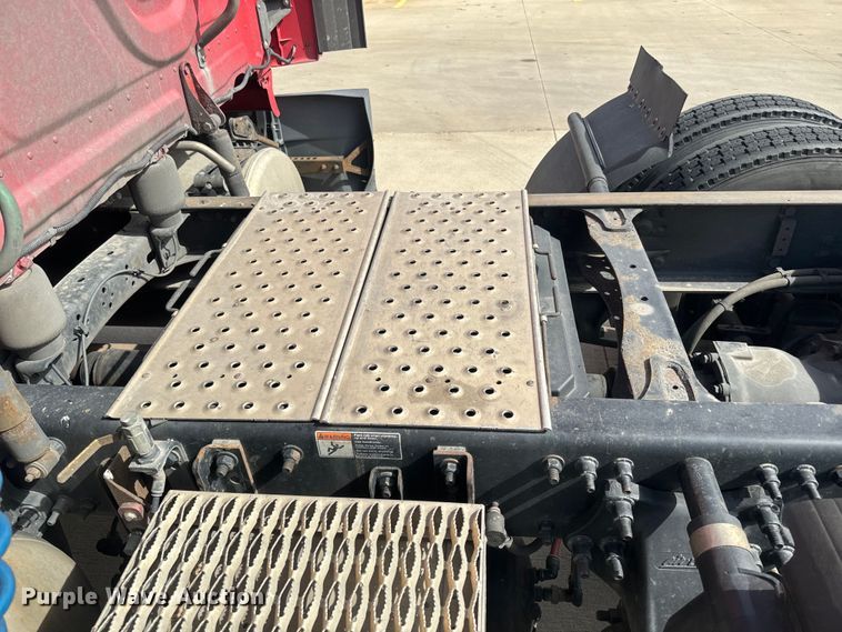 image for item NF9429 2014 Freightliner  Cascadia  semi truck